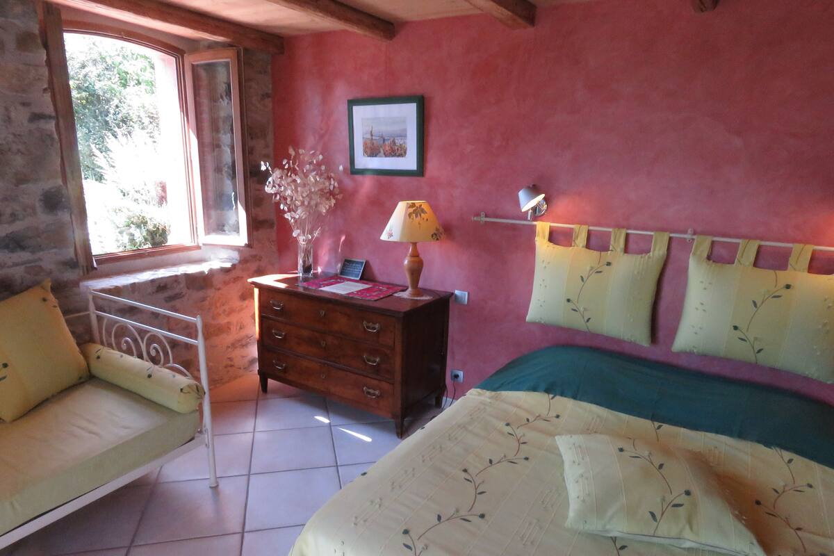 Double Room (Arces) | Individually decorated, iron/ironing board, bed sheets