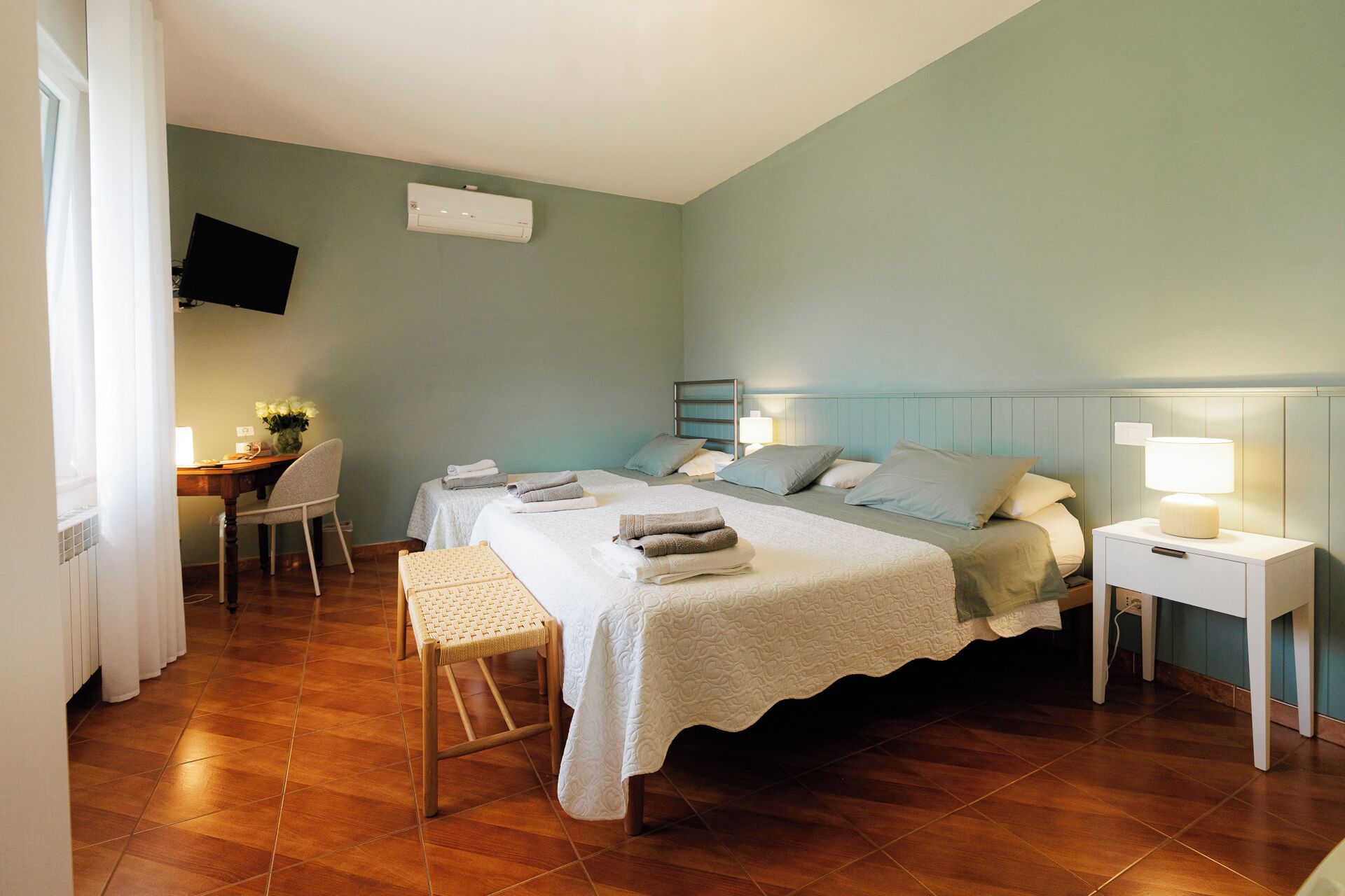 Habitación triple | Minibar, sistema de insonorización, tabla de planchar con plancha