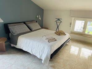 Habitació triple, accessible per a persones amb mobilitat reduïda, vistes al jardí | Minibar, habitacions insonoritzades i planxa i posts de planxar