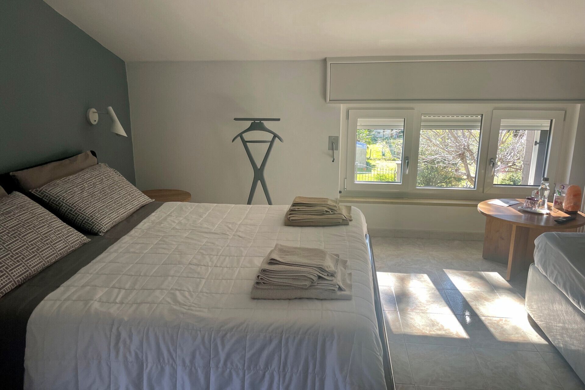 Habitación triple, accesible en silla de ruedas, vistas al jardín | Minibar, sistema de insonorización, tabla de planchar con plancha