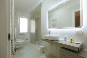 Comfort Double or Twin Room, 1 Bedroom, Garden View, Garden Area | Bathroom - B&B L'Albero Maestro (Borgofranco d'Ivrea)