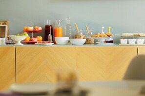 Tägliches Frühstücksbuffet gegen Gebühr