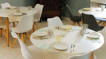 TĂ€gliches FrĂŒhstĂŒcksbuffet gegen GebĂŒhr