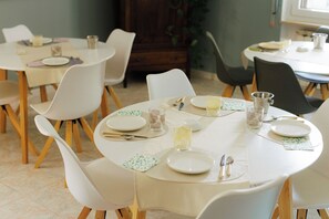 Daily buffet breakfast for a fee