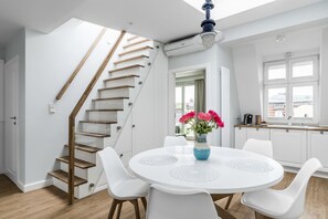 Suite, terrasse, vue mer (SkyAndSea - Parkowa 44 St) | Restauration dans la chambre