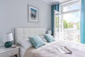 Suite, 2 chambres, balcon, vue mer (Bacardi - Parkowa 44 St) | Coffres-forts dans les chambres, fer et planche à repasser