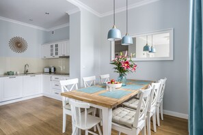 Suite, 2 Bedrooms, Balcony, Sea Facing (Bacardi - Parkowa 44 St) | In-room dining - Sanhaus Apartments - Parkowa (Sopot)