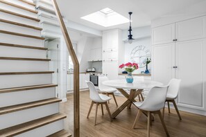 Suite, terrasse, vue mer (SkyAndSea - Parkowa 44 St) | Coin cuisine privé | Réfrigérateur, plaque de cuisson, lave-vaisselle, bouilloire électrique