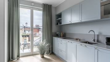 Suite Studio, balcon (Laguna 2 - Parkowa 44 St) | Coin cuisine privé | Réfrigérateur, plaque de cuisson, lave-vaisselle, bouilloire électrique