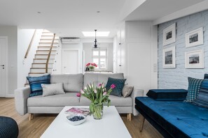 Suite, terrasse, vue mer (SkyAndSea - Parkowa 44 St) | Coin séjour | Télévision à écran plat