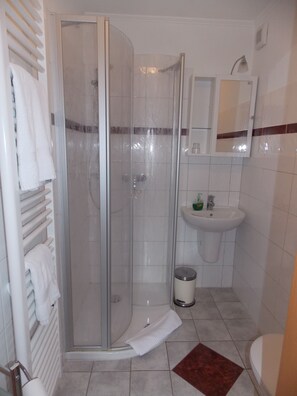 Shower, hair dryer, towels - Landgasthof Allerparadies (Langlingen)
