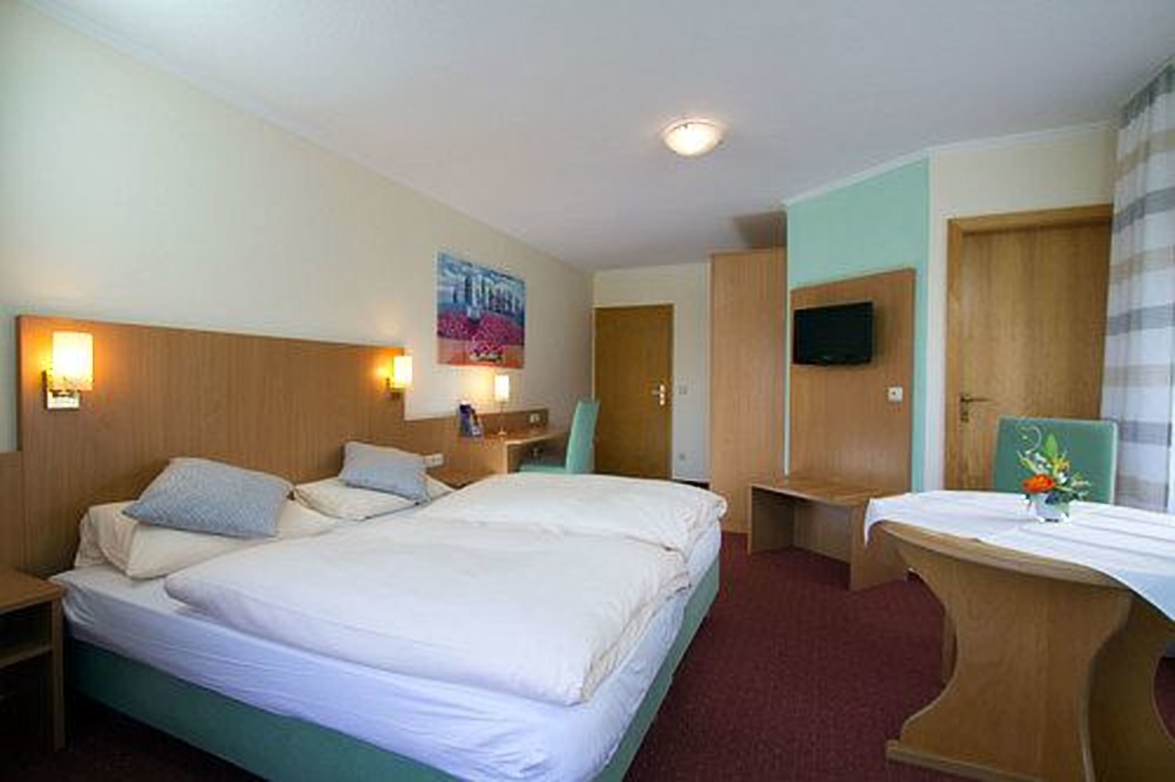 客房内保险箱、办公桌、遮光窗帘、免费 WiFi