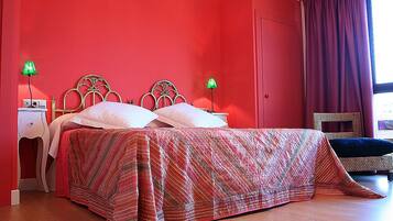 Standaard tweepersoonskamer, 1 tweepersoonsbed met slaapbank | Een bureau, geluiddichte muren, babybedden (toeslag), gratis wifi