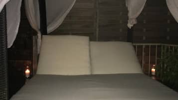 1 kamar tidur, brankas, dan didekorasi berbeda-beda