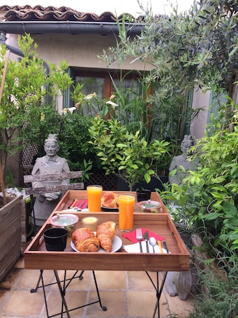 Breakfast area. Nico Zen Home