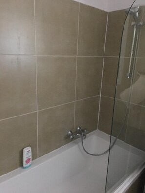 Dusche, kostenlose Toilettenartikel, Handtücher, Seife