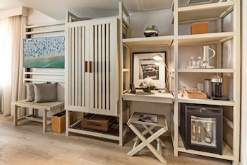 Egyptian cotton sheets, premium bedding, pillowtop beds, minibar at Lennox Hotel Miami Beach