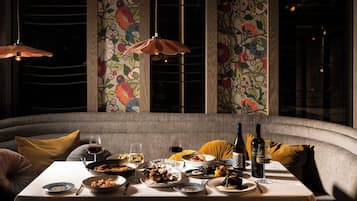 供應早餐、午餐和晚餐,日本料理
