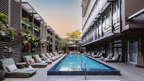 A poolside area with lounge chairs and a swimming pool. - Lennox Hotel Miami Beach (Miami Beach)