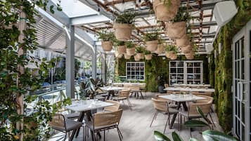 供應早餐、午餐和晚餐,日本料理