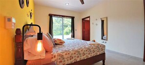 Casa família, várias camas (Roja) | 4 quartos, individualmente mobiliados, Wi-Fi de cortesia, roupa de cama