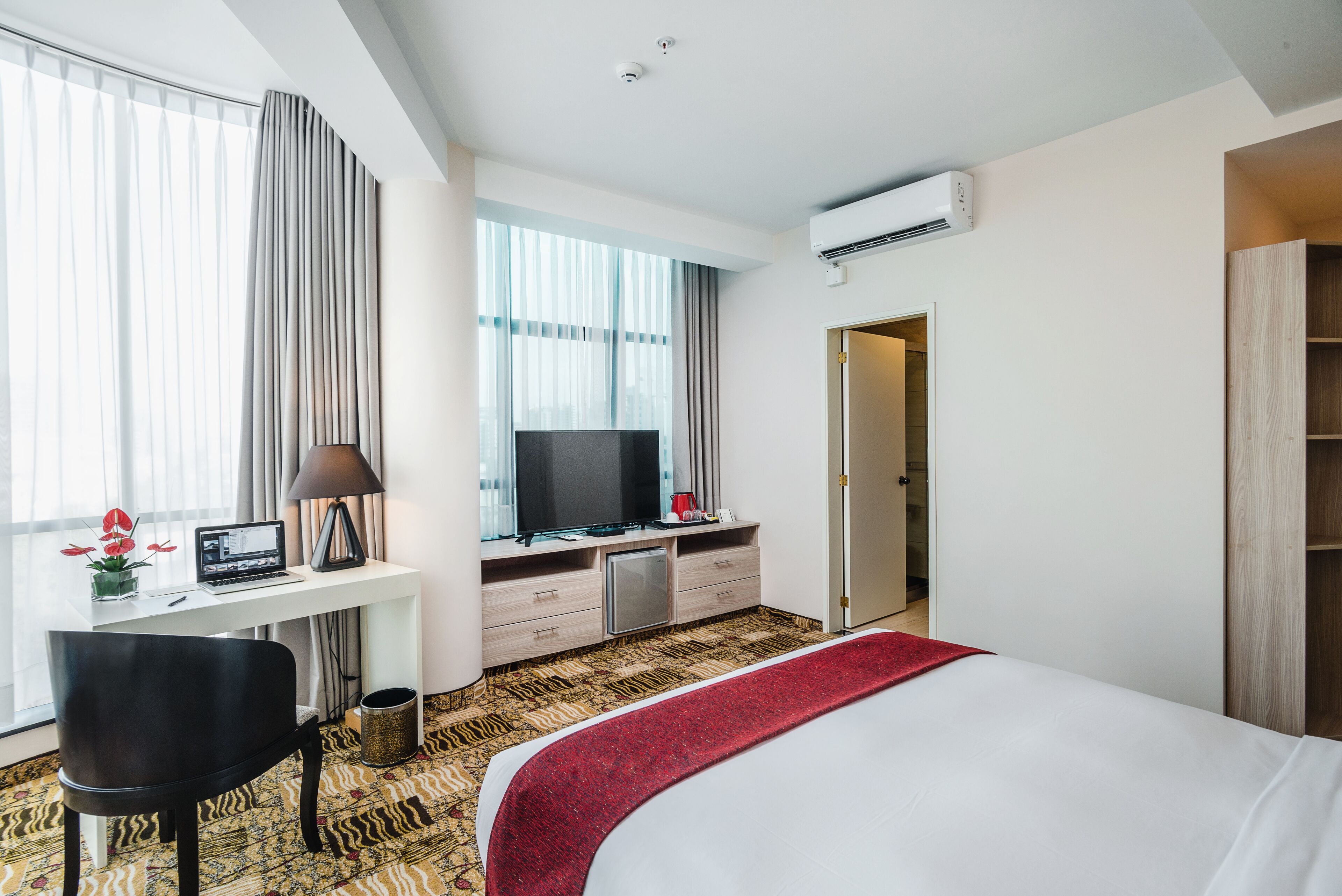 superior room | 1 bedroom, premium bedding, minibar, in-room safe