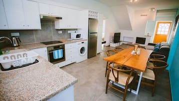 House, 3 Bedrooms | Private kitchen | Fridge, microwave, oven, stovetop