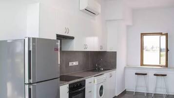 House, 1 Bedroom | Private kitchen | Fridge, microwave, oven, stovetop