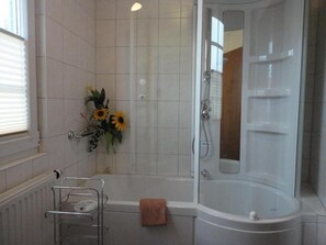 Shower, free toiletries, hair dryer, towels - Hotel Garni Nolting (Esens)