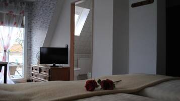 In-room safe, desk, soundproofing, free WiFi