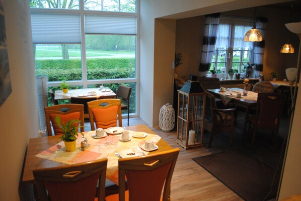 Free daily buffet breakfast - Hotel Garni Nolting (Esens)