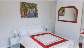 Double Room Number 1 | Egyptian cotton sheets, premium bedding, Select Comfort beds - Coral House (Cambridge)