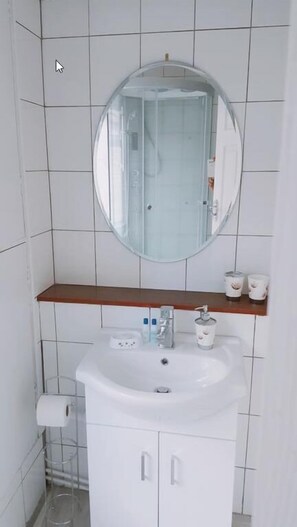 Chambre familiale double ou avec lits jumeaux, Plusieurs lits, non-fumeur | Salle de bain | Ensemble baignoire-douche, articles de toilette (gratuits)