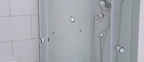 Doppelzimmer (1) | Dusche im Bad