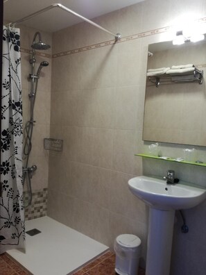 Shower, towels - Hostal Castilla (Serón de Nágima)