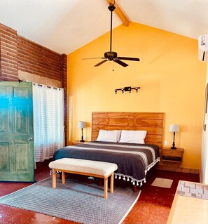 Habitación Confort, no fumadores | Escritorio, tabla de planchar con plancha, wifi gratis y ropa de cama