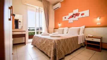 Standard-Doppelzimmer, Balkon | Zimmersafe, Schreibtisch, Verdunkelungsvorhänge, kostenloses WLAN