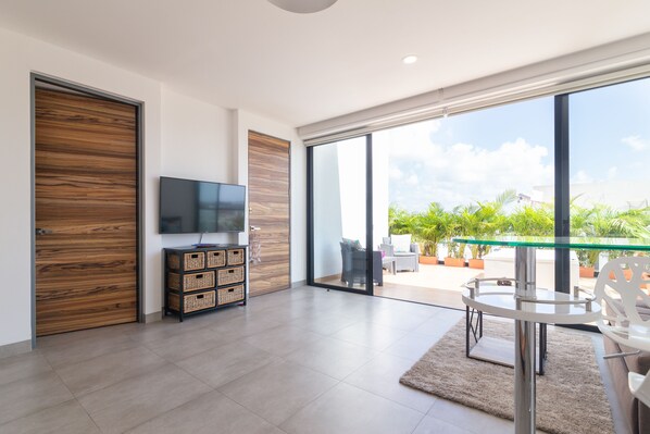 Studio, 1 Queen Bed, Non Smoking | Living area | Flat-screen TV