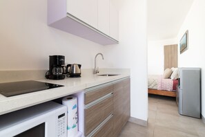 Studio, 1 Queen Bed, Non Smoking | Private kitchenette