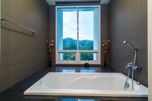 2 Bedrooms Deluxe Apartment with Ocean View | Deep soaking bathtub - The Palm at Veloche by Lofty (Karon)