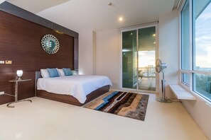 2 Bedrooms Deluxe Apartment with Ocean View | Cofres nos quartos, ferros/tábuas de passar roupa, Wi-Fi de cortesia