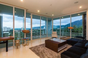 2 Bedrooms Deluxe Apartment with Ocean View | Sala de estar | TV de tela plana 48 polegadas com canais a cabo, TV