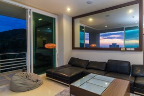 2 Bedrooms Deluxe Apartment with Ocean View | Living room