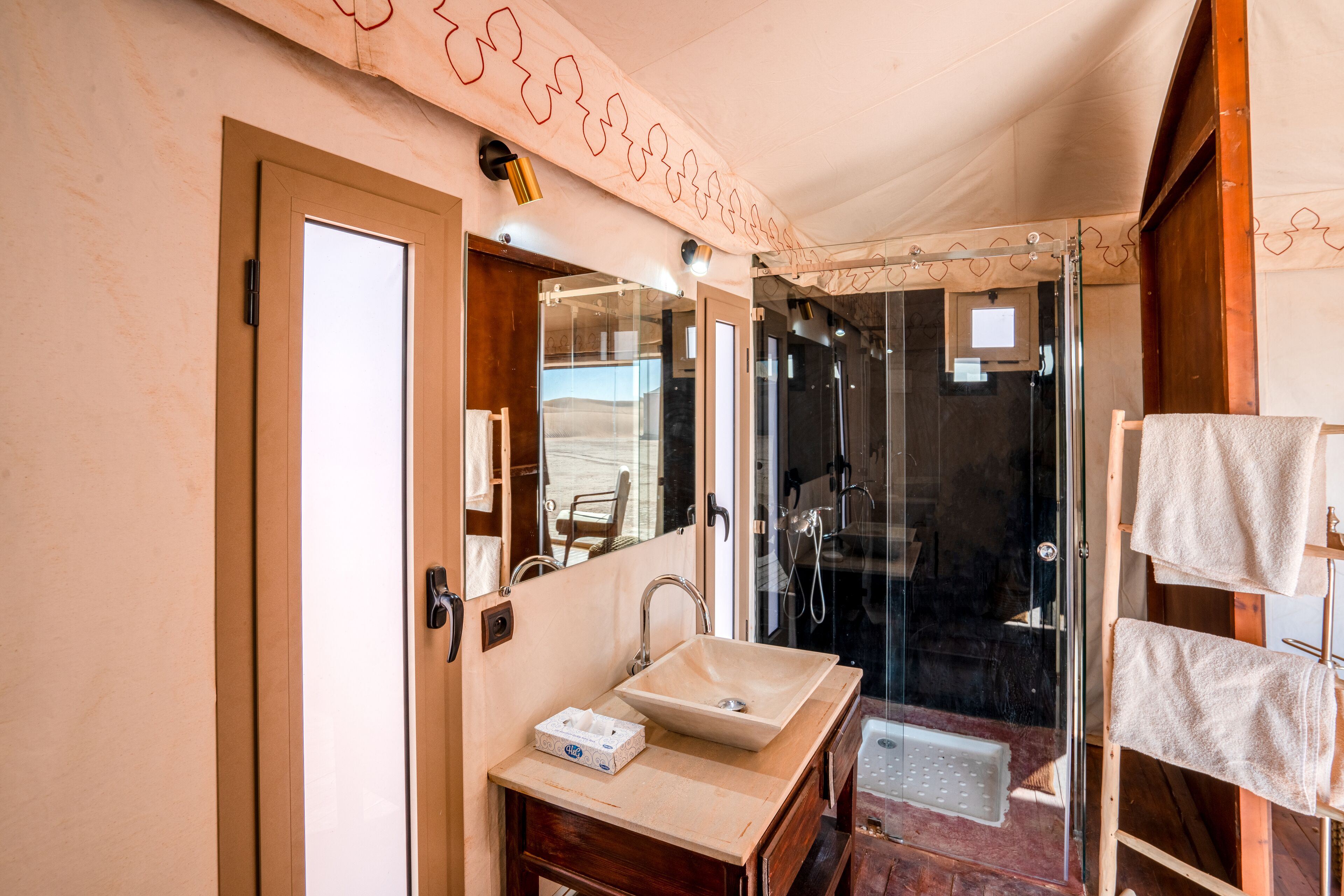 Shower, rainfall showerhead, free toiletries