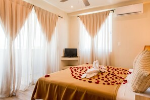 Suite, 2 Bedrooms, Kitchenette | 2 bedrooms, minibar, in-room safe, desk - Casa Leo (Playa del Carmen)