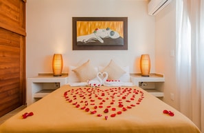 Suite, 2 Bedrooms, Kitchenette | 2 bedrooms, minibar, in-room safe, desk - Casa Leo (Playa del Carmen)