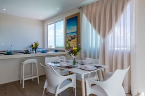 Suite, 2 Bedrooms, Kitchenette | Private kitchen | Microwave, stovetop, cookware/dishes/utensils - Casa Leo (Playa del Carmen)