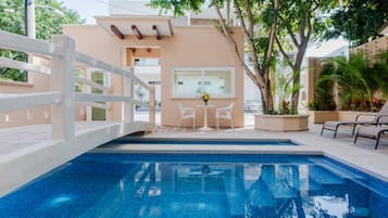 室外游泳池,免费小屋,日光浴躺椅