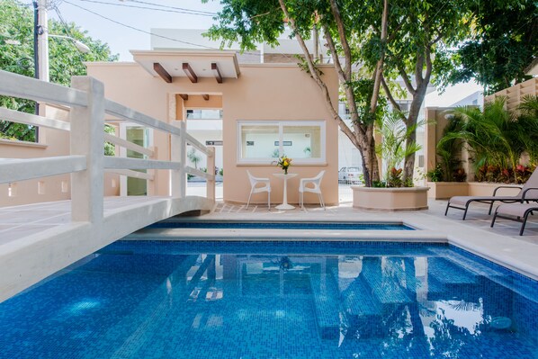 Outdoor pool, free cabanas, sun loungers - Casa Leo (Playa del Carmen)