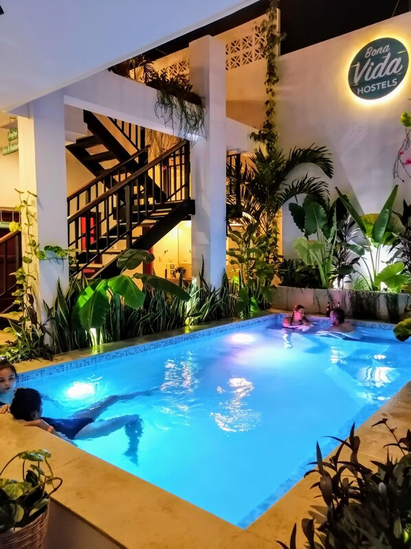 Outdoor pool, sun loungers - Bona Vida Hostel la Quinta (Riohacha)